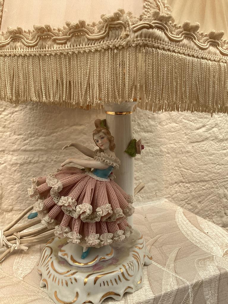 Vintage tafellamp met dansende ballerina, Dresden porselein, Huis en Inrichting, Lampen | Lampenkappen, 25 tot 50 cm, Beige, Vierkant