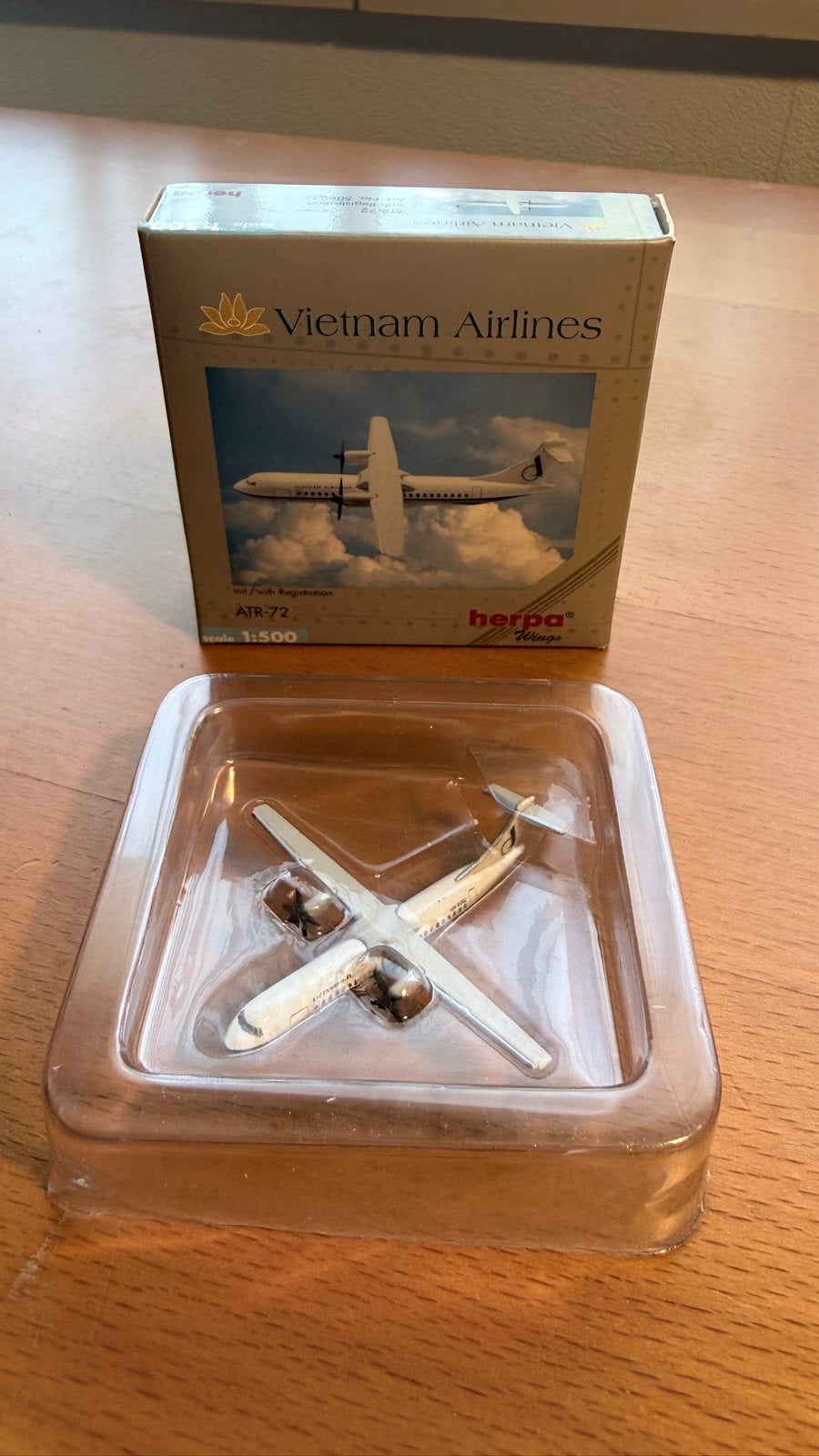 Herpa Wings Vietnam Airlines ATR-72 Schaal 1:500 (Art.nr. 50, Overige merken, 1:200 of kleiner, Ophalen of Verzenden, Zo goed als nieuw