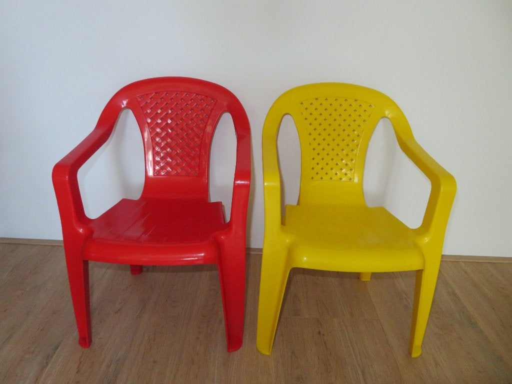 Kunststof tuinstoel Peuter/kleuter Rood + Geel, Kinderen en Baby's, Ophalen, Zo goed als nieuw, Stoel(en)