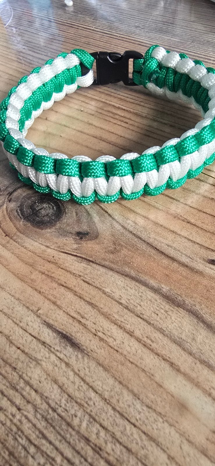 Paracord Armband – Handgemaakt (kleuren fc groningen), Ophalen of Verzenden, Nieuw, Groen, Overige materialen