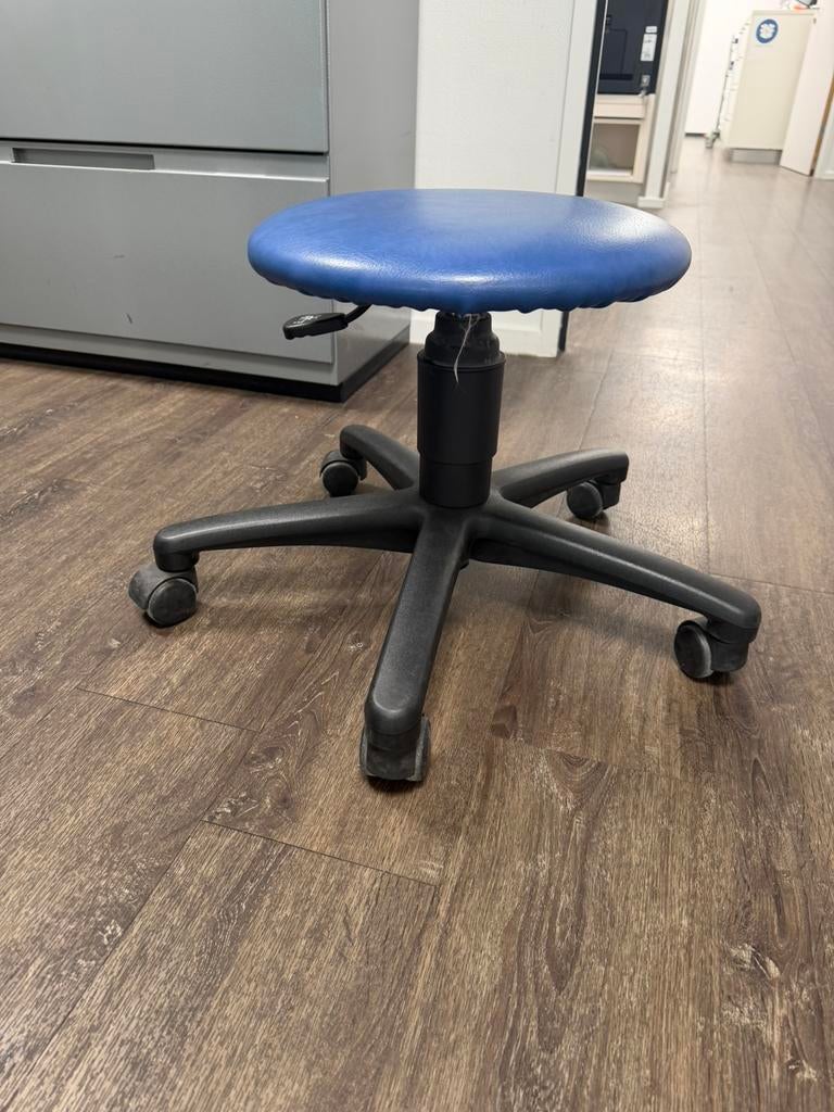 Krukje voor pedicure?, Huis en Inrichting, Krukjes, Ophalen of Verzenden, Zo goed als nieuw, Hout