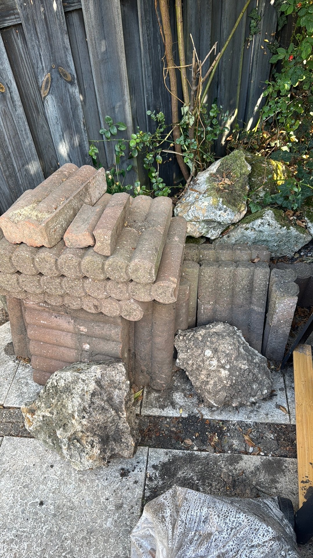Gratis Betonband  en natuursteen, Tuin en Terras, Tegels en Klinkers, Ophalen of Verzenden, Zo goed als nieuw, Natuursteen, Overige typen
