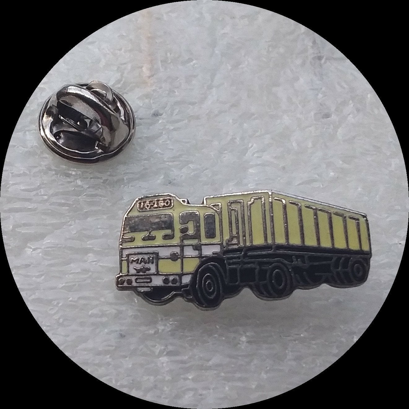 MAN truck pin, Ophalen of Verzenden, Zo goed als nieuw, Transport, Speldje of Pin