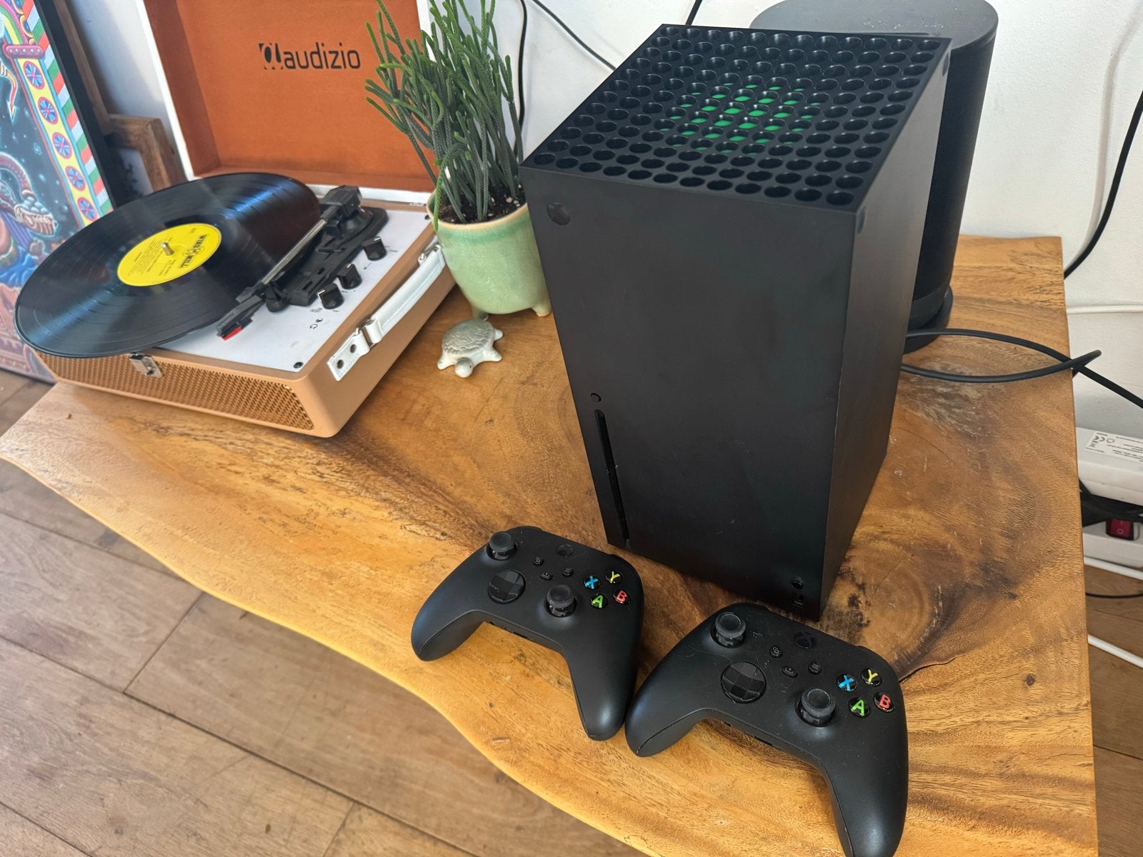 Xbox Series X 1TB met twee controllers