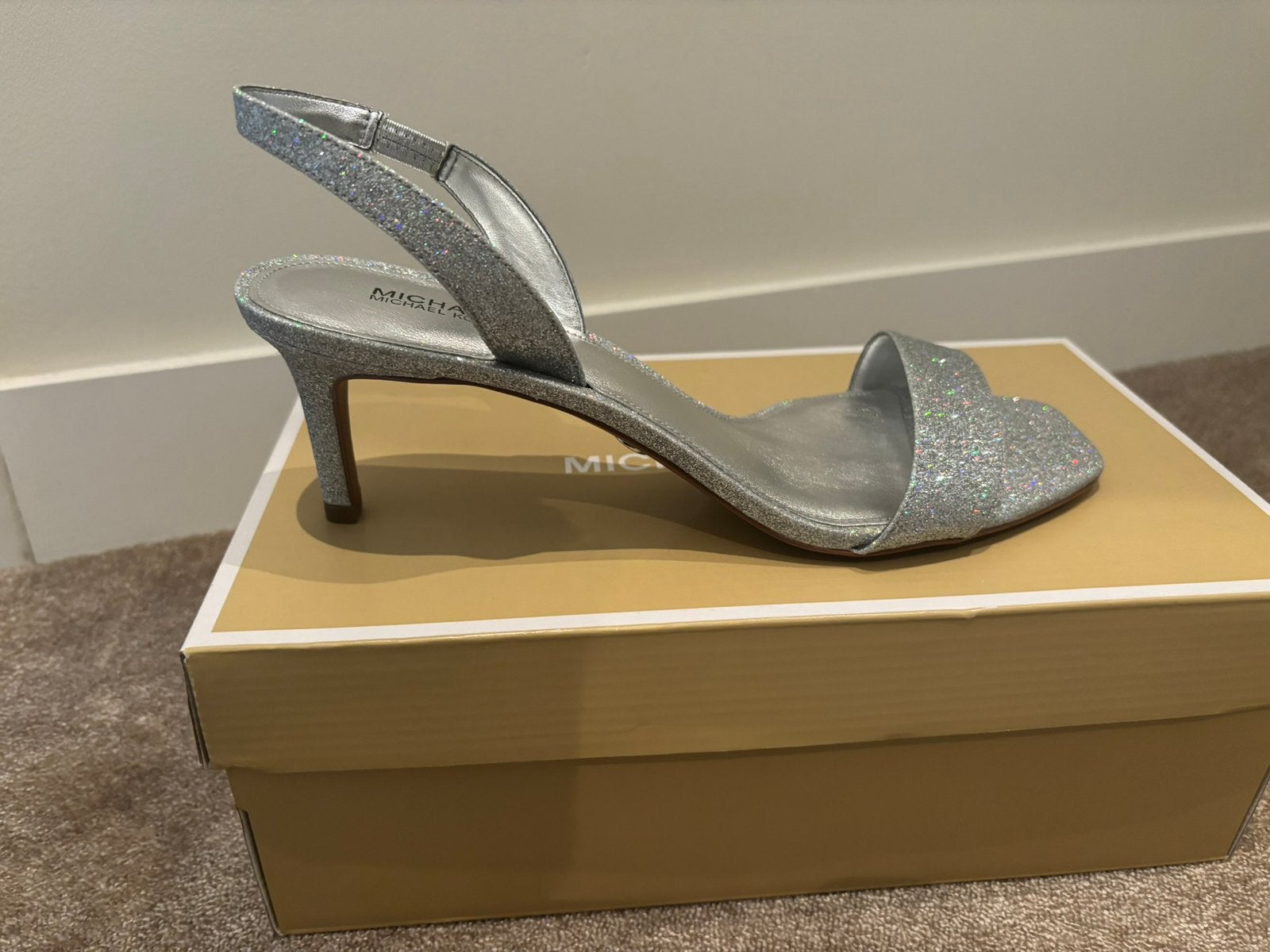 Michael Kors Sandalen Zilver met hak Maat 41, Nieuw, Grijs, Sandalen of Muiltjes, Ophalen of Verzenden