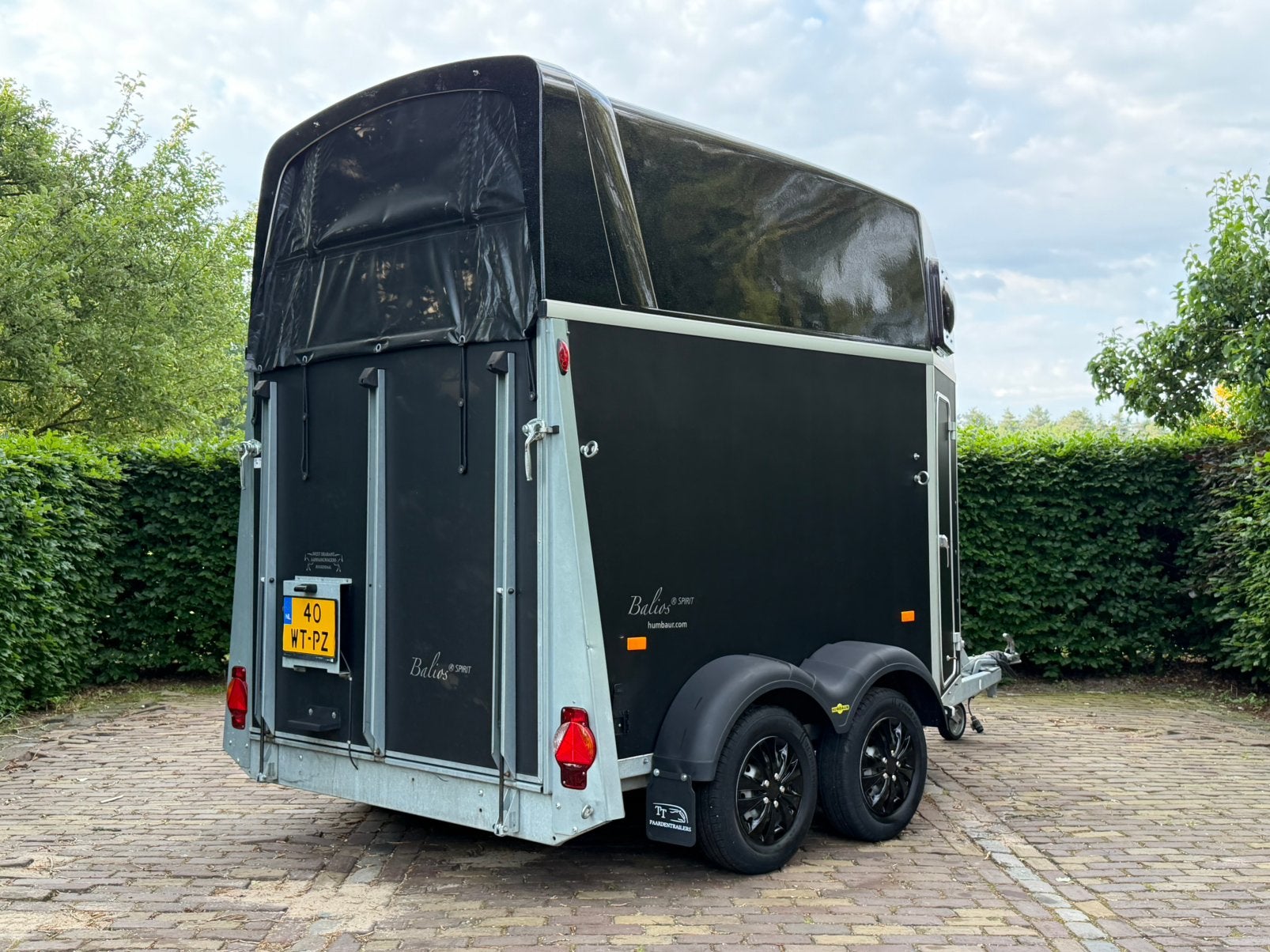 Prachtig mooie 2 paards humbaur met zadelkamer, Ophalen, Zo goed als nieuw, 2-paards trailer, Info@ttpaardentrailers.nl