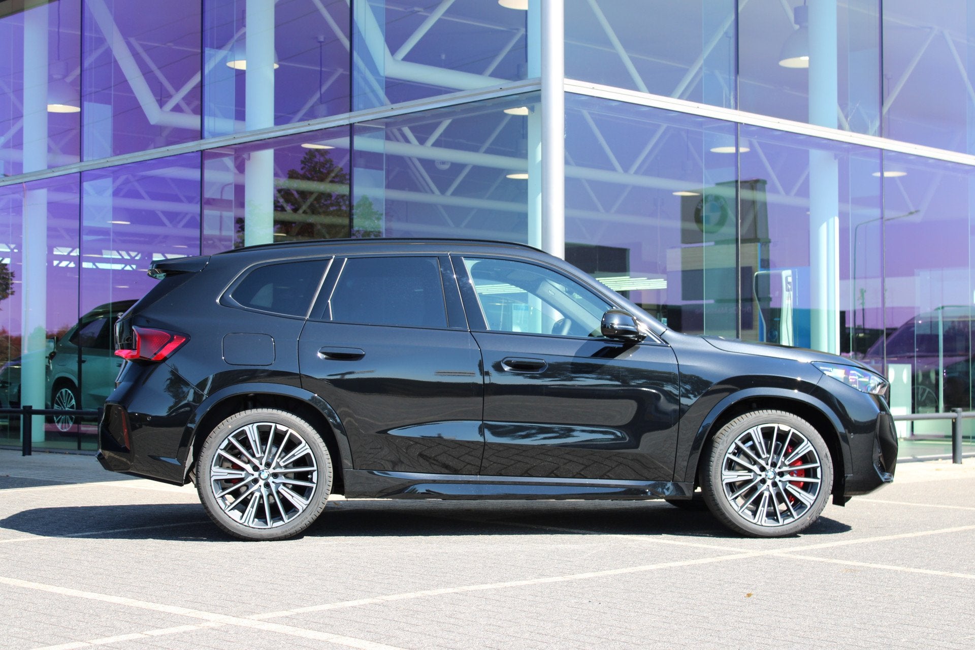 BMW X1 xDrive25e M Sport Automaat / Panoramadak / Trekhaak /, Auto's, Dealer onderhouden, Met garantie (alle), Zwart, Origineel Nederlands
