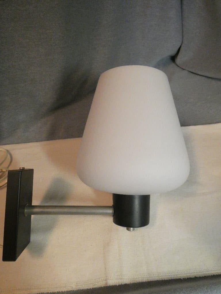 Vintage jaren 60 wandlampje met melkglazen kap, Met snoer/stekker, Gebruikt, Ophalen of Verzenden, Glas