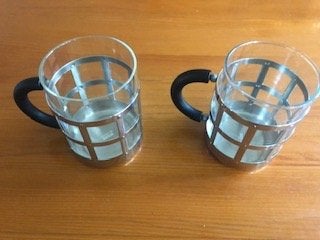 ALESSI Michael Graves set van 2  mokken  (MGMUG), Ophalen of Verzenden, Overige stijlen, Kop(pen) en/of Schotel(s), Glas