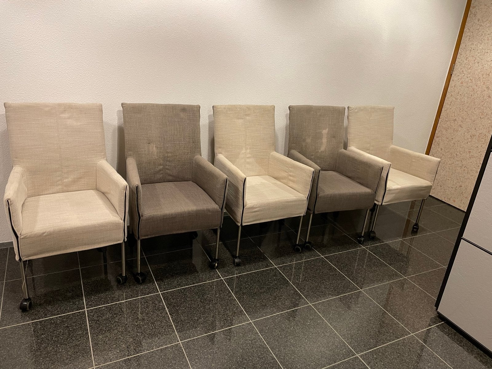 5 comfortabele vergader of eetkamerstoelen met wieltjes, Huis en Inrichting, Stoelen, Ophalen, Gebruikt, Overige kleuren, Lijkt op Montis Chaplin maar dan betaalbaar