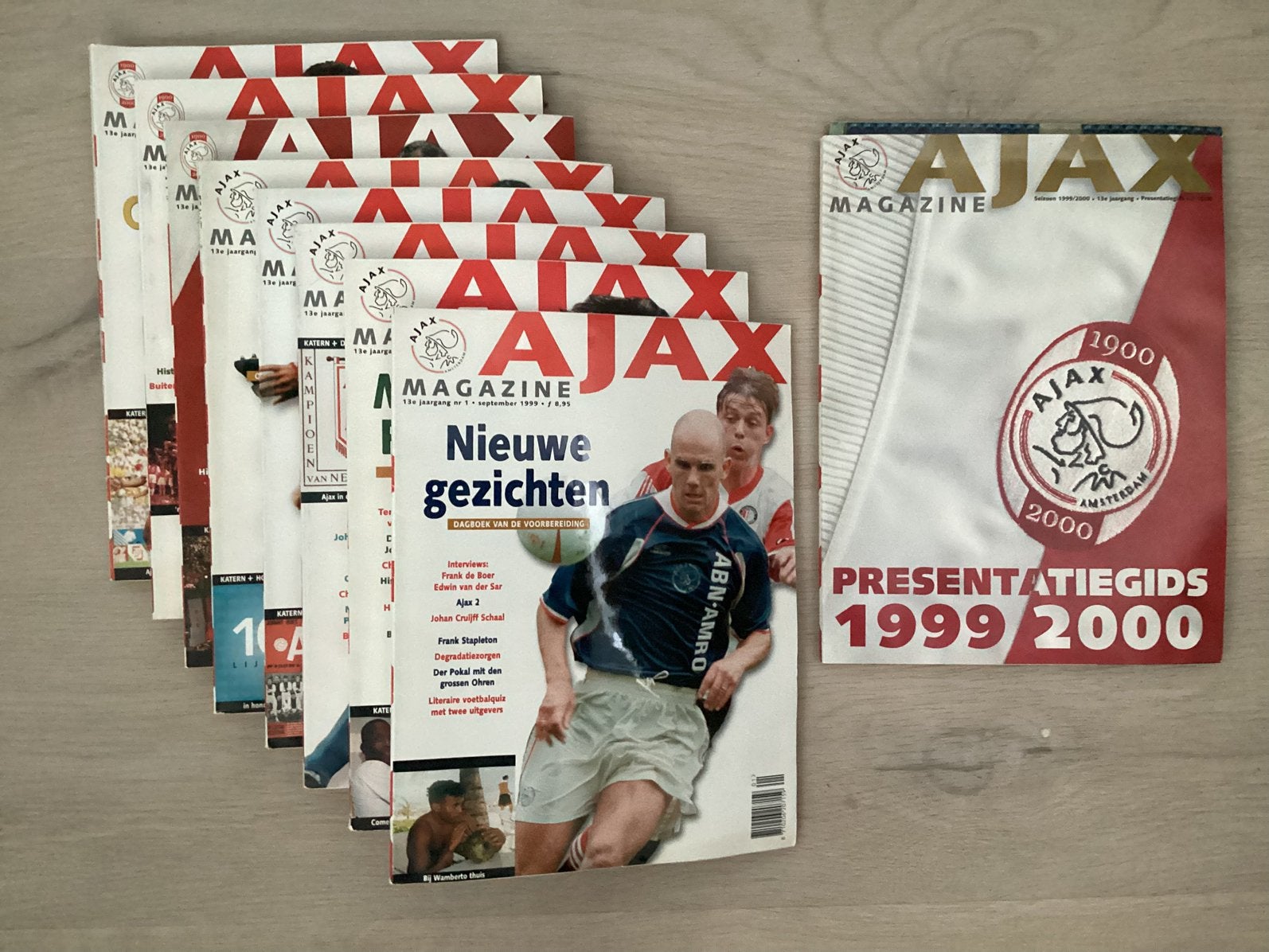 Jaargang 1999-2000 Ajax magazines 9 stuks compleet + poster, Ophalen of Verzenden, Zo goed als nieuw, Ajax, Boek of Tijdschrift
