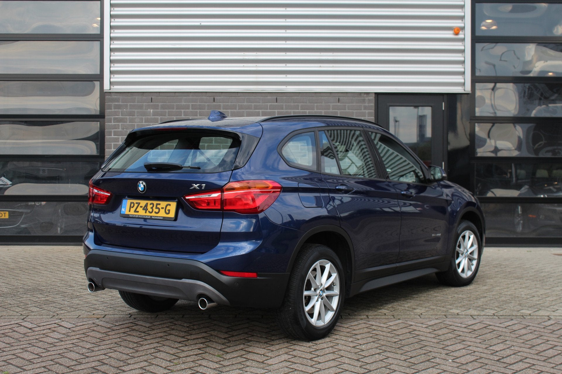 BMW X1 sDrive20i High Executive / Camera / HUD / Keyless / N, Blauw, Bedrijf, 1455 kg, SUV of Terreinwagen