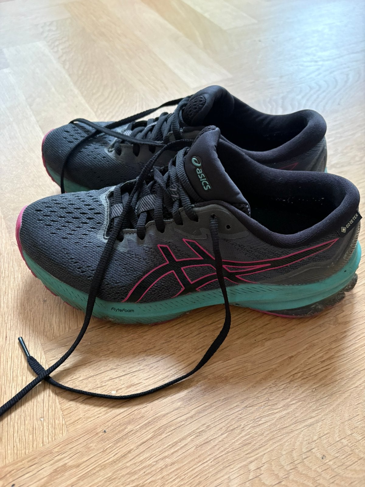 GT 1000 Goretex Asics hardloopschoenen dames maat 40 zgan, Hardloopschoenen, Ophalen of Verzenden, Zo goed als nieuw, Hardlopen