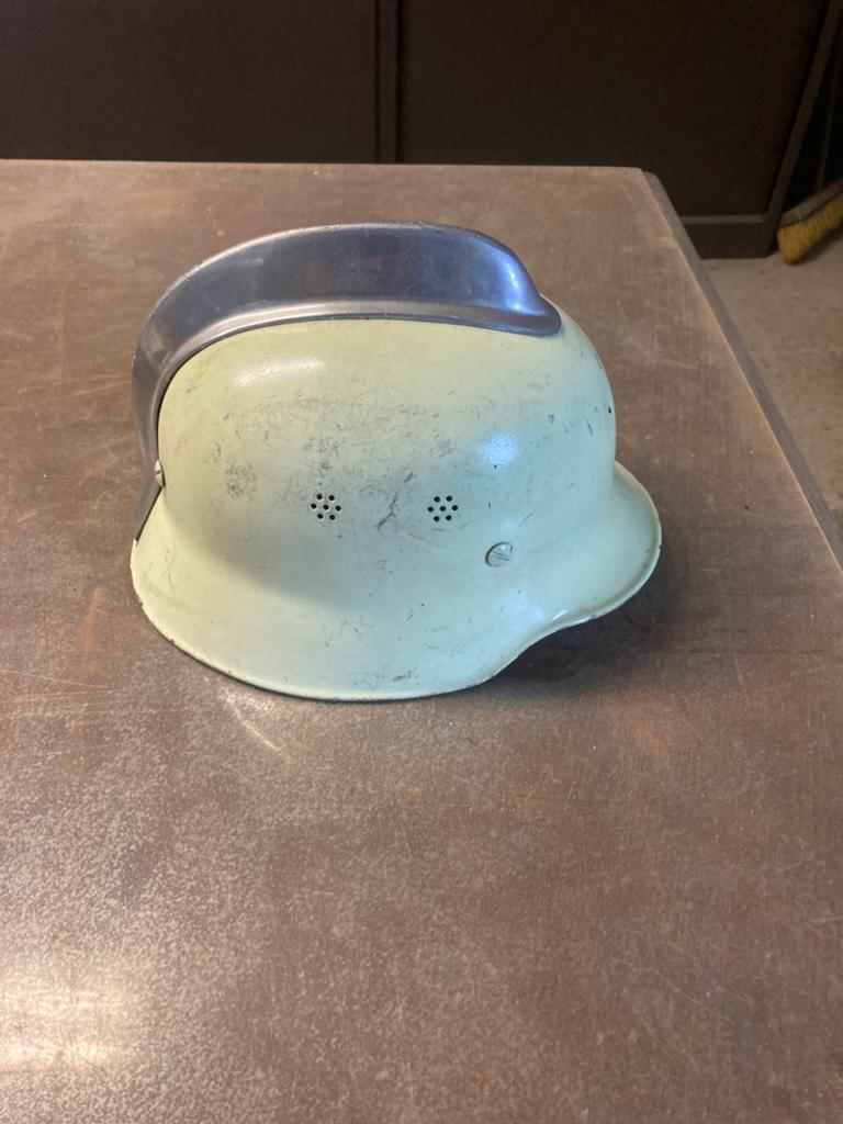 Vintage brandweerhelm - Lichtgroen met zilveren kam, Ophalen of Verzenden, Overige soorten, Overige gebieden, Helm of Baret