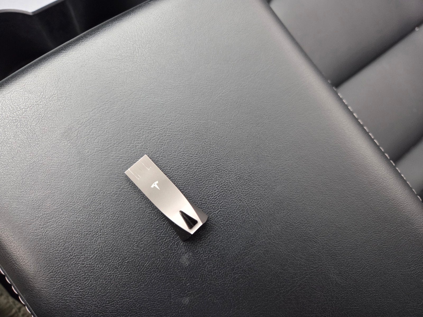 Tesla USB stick 128Gb 3.1, Ophalen of Verzenden, Zo goed als nieuw