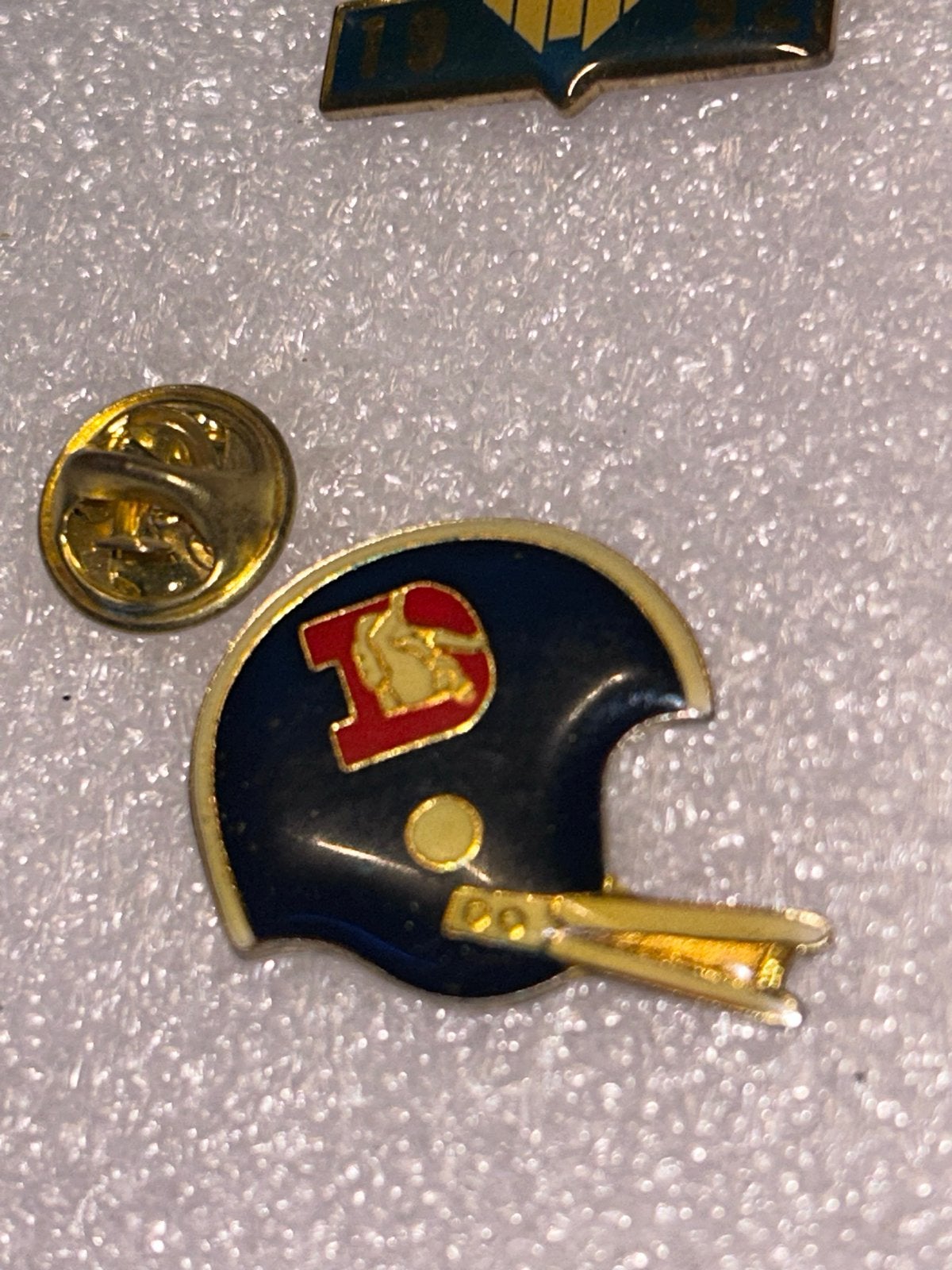 Denver Broncos Helm  - NFL Football Pin, Ophalen of Verzenden, Gebruikt, Sport, Speldje of Pin