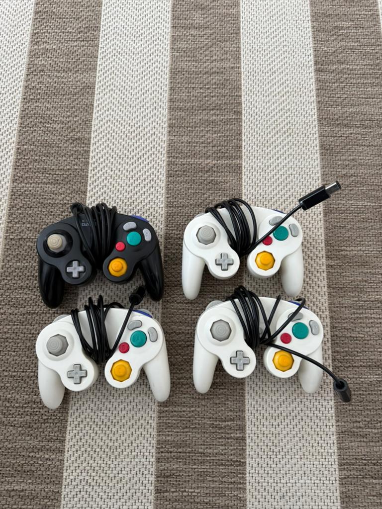 4 Gamecube controllers!, Spelcomputers en Games, Games | Nintendo GameCube, Zo goed als nieuw, 3 spelers of meer, Vanaf 3 jaar