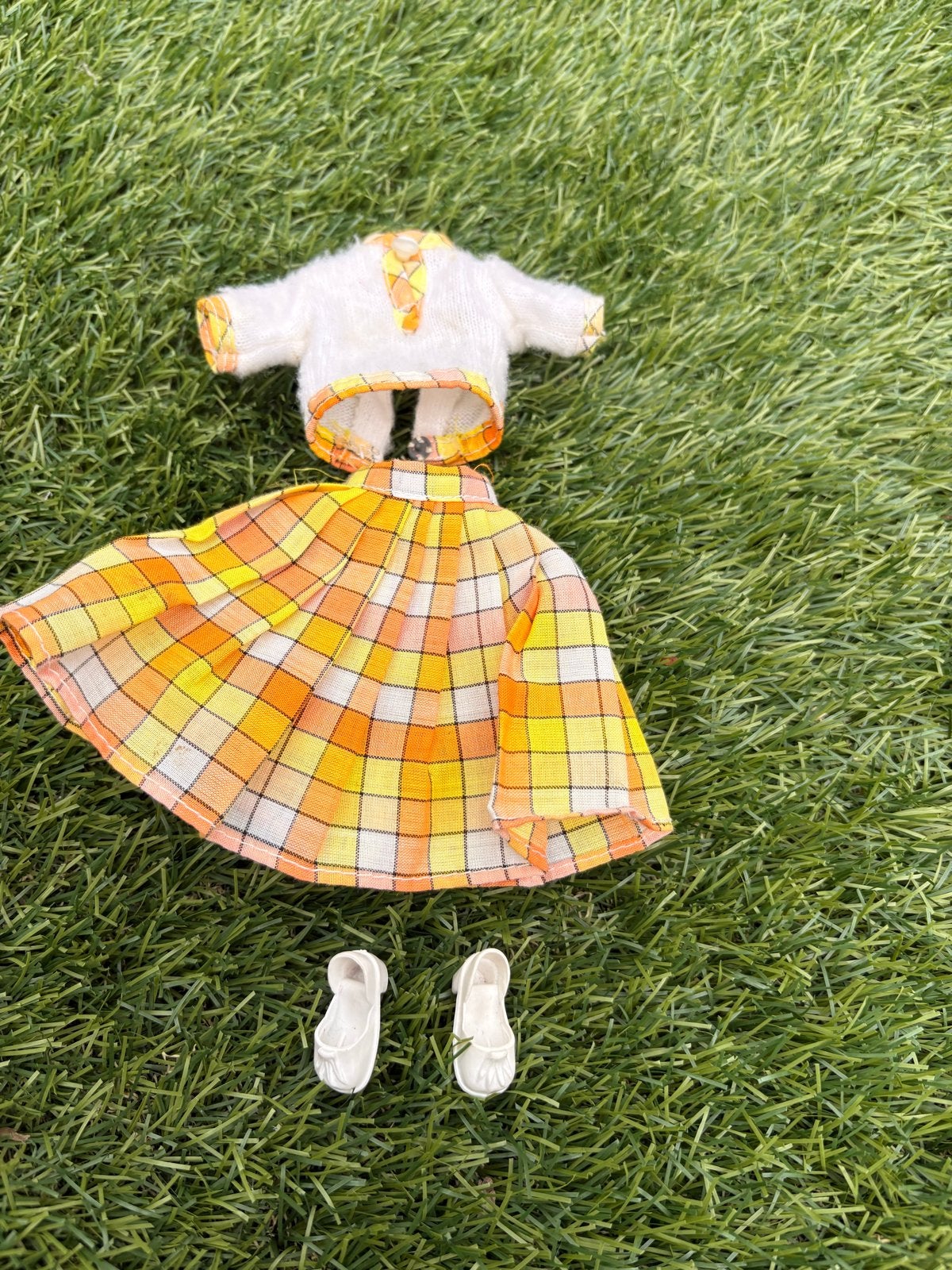 Sindy lovely lively kleding: geruite rok, trui en schoenen, Ophalen of Verzenden, Gebruikt, Barbie