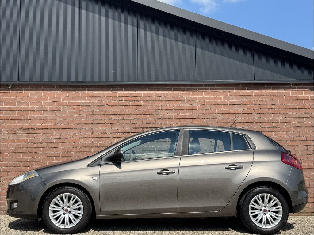 Fiat Bravo 1.4 T-JET DYNAMIC | NL-AUTO! | TREKHAAK!, Auto's, Fiat, Gebruikt, 4 cilinders, Bruin, Origineel Nederlands
