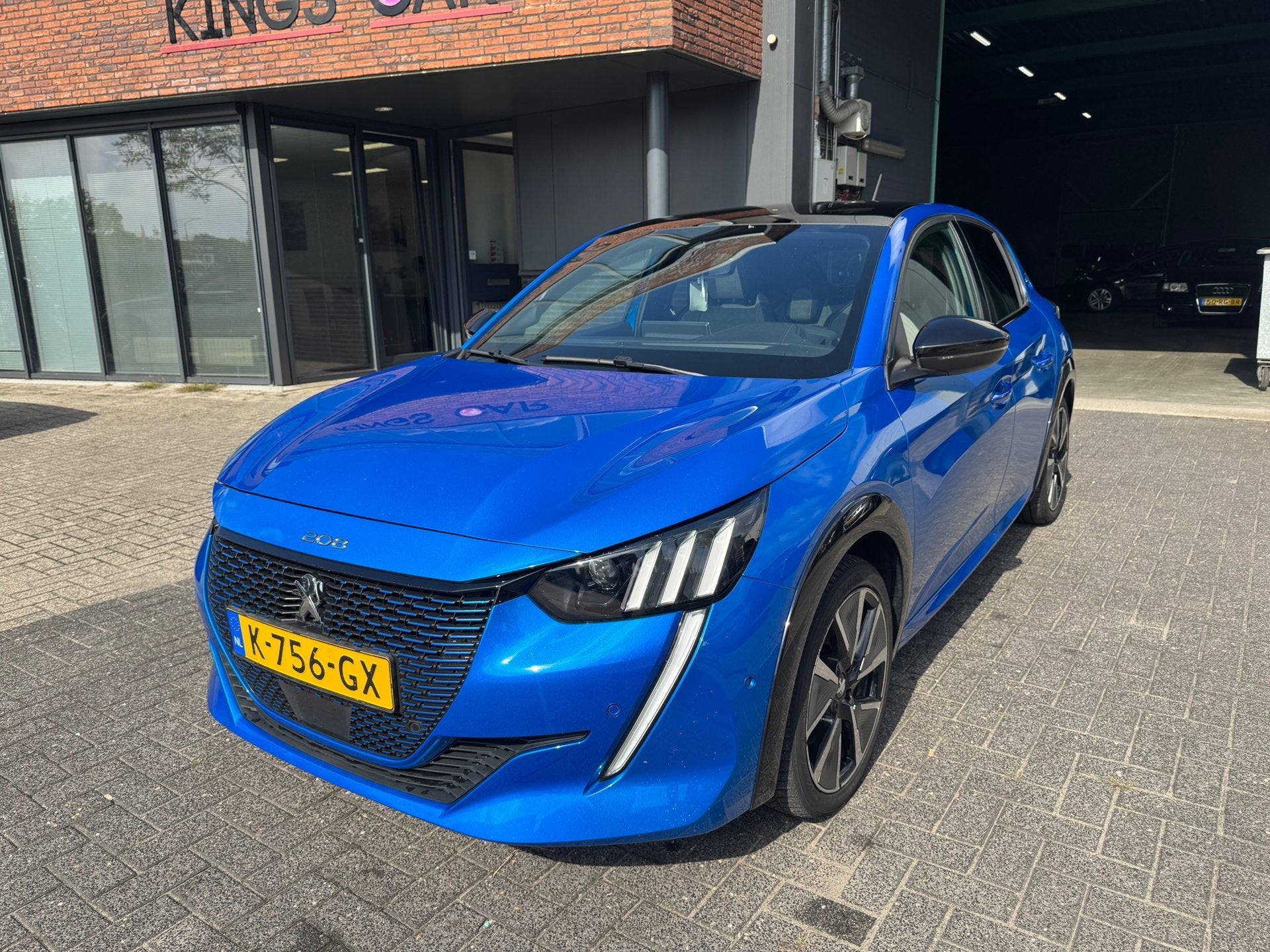 Peugeot E-208 EV GT Pack 50 kWh PANO LED CAMERA CRUISE NIEUW, Dealer onderhouden, 136 pk, Gebruikt, Blauw