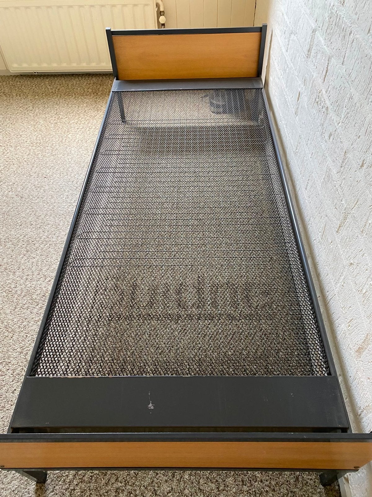 Eenpersoonsbed met metalen frame en houten accenten, Huis en Inrichting, Slaapkamer | Bedden, Ophalen, Gebruikt, Eenpersoons, Zwart