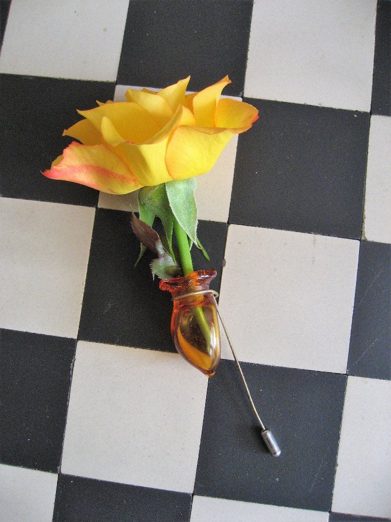 Aparte handgemaakte amber glas corsagehouder, Antiek en Kunst, Antiek | Kleding en Accessoires, Ophalen of Verzenden, Dames