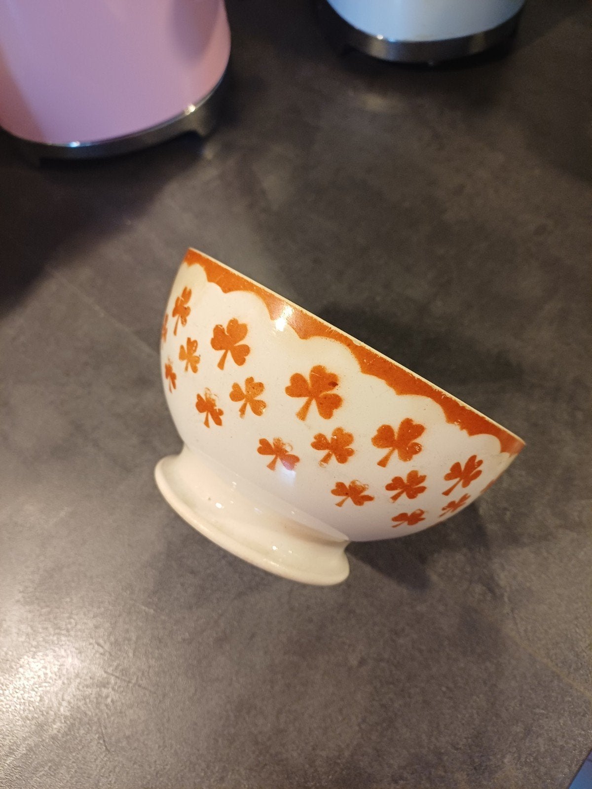 Prachtige grote Franse Spoelkom roomwit en oranje klavertje, Verzenden