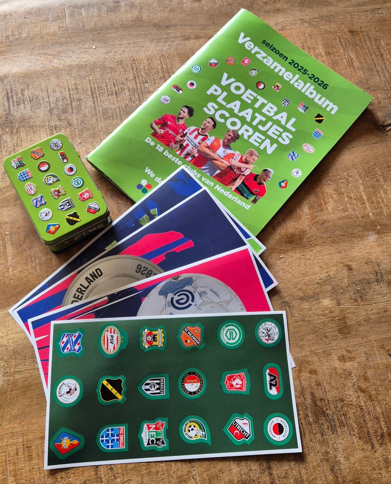 Compleet Voetbal Plaatjes verzamelalbum 2025-2026, Hobby en Vrije tijd, Ophalen of Verzenden, Nieuw, Stickers en Plaatjes