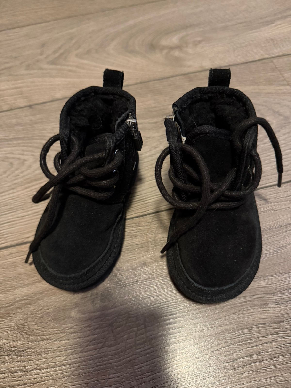 Ugg, Ophalen of Verzenden, Zo goed als nieuw, Jongetje of Meisje, Laarsjes