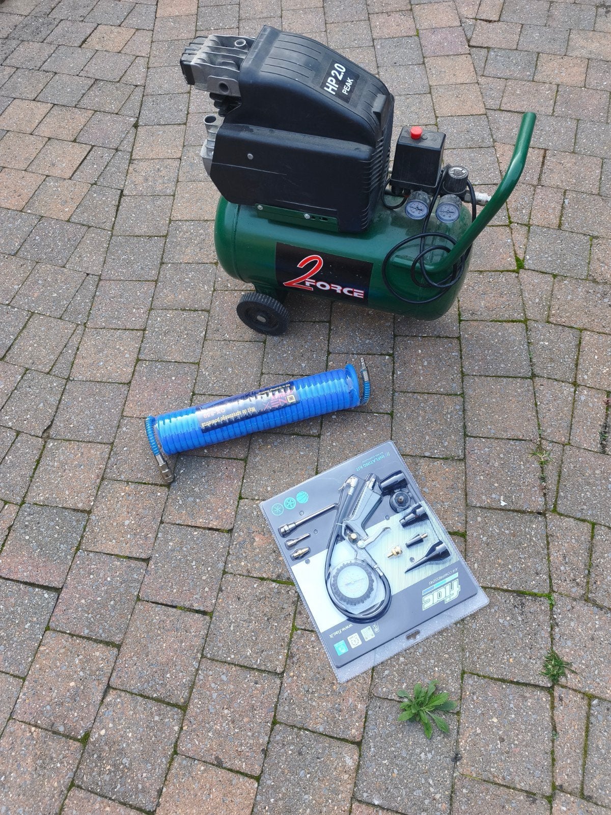 COMPRESSOR MET NIEUWE LUCHTTOOLS 8 BAR 24 LT 10 M LUCHTSLANG, Doe-het-zelf en Verbouw, Ophalen, 6 tot 10 bar, Zo goed als nieuw