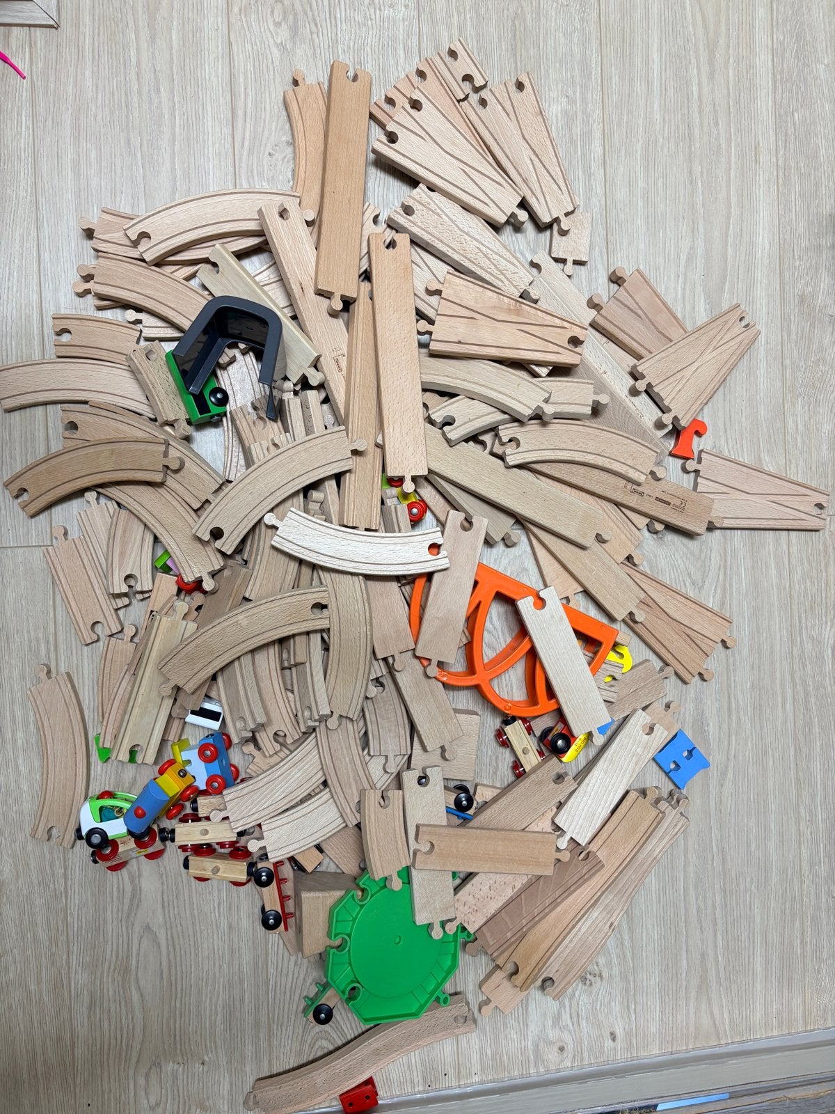 Grote set houten treinrails en treinen, Kinderen en Baby's, Speelgoed | Speelgoedvoertuigen, Zo goed als nieuw, Ophalen of Verzenden