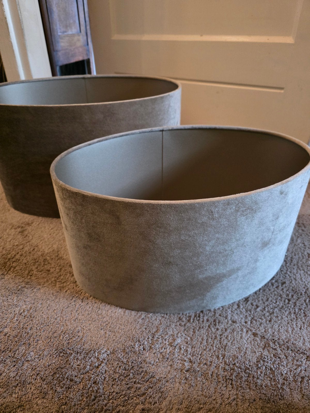 Twee ovale taupe velours lampenkappen, Huis en Inrichting, Lampen | Lampenkappen, Ophalen, Chique, Velours, Modern, Zo goed als nieuw