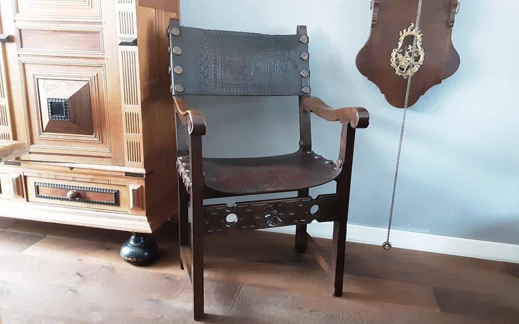 Antieke Spaanse stoel 17de eeuw, Antiek en Kunst, Antiek | Meubels | Stoelen en Banken, Ophalen