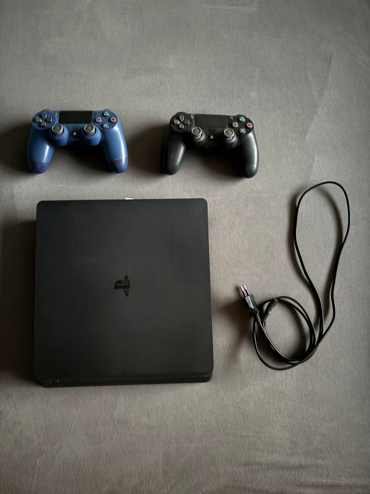 PlayStation 4 Slim 1TB + 2 controllers + GTA V + F1 22, Met 2 controllers, Ophalen of Verzenden, 1 TB, Slim