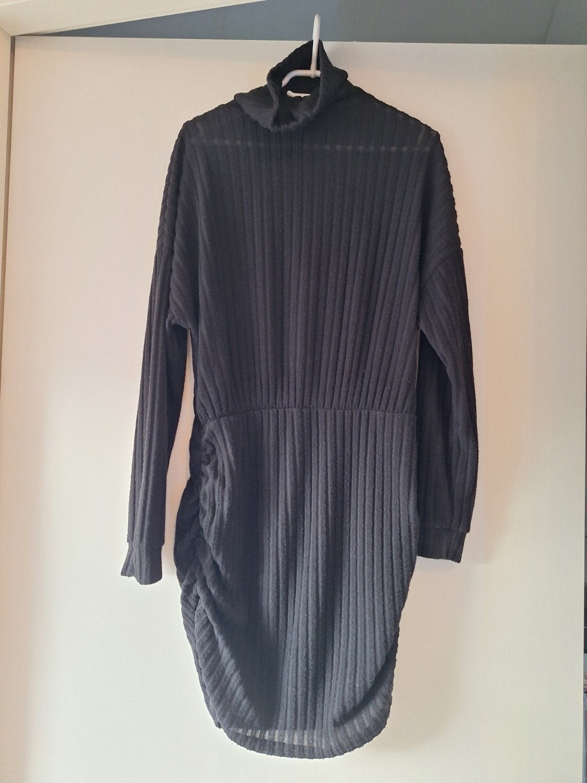 Nieuwe Zwarte Ribgebreide Jurk met Col - Maat XXL, Zwart, Maat 46/48 (XL) of groter, Nieuw, Ophalen of Verzenden