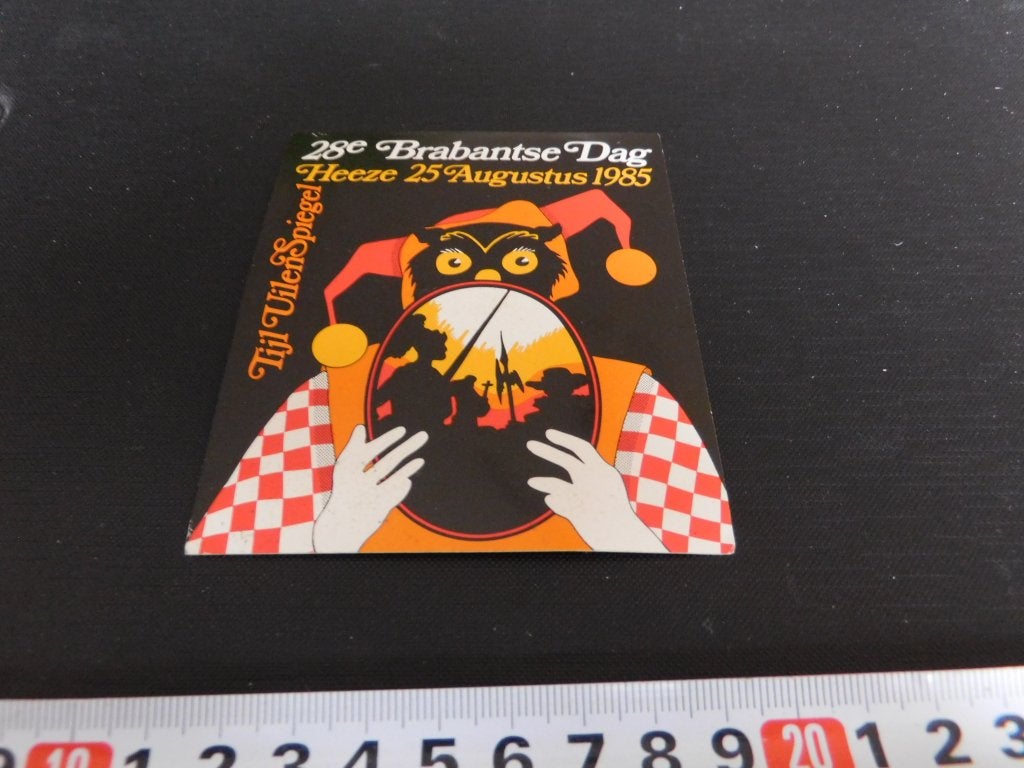 sticker heeze 28e  brabantse dag 1985 tijl uilenspiegel *, Verzamelen, Ophalen, Zo goed als nieuw