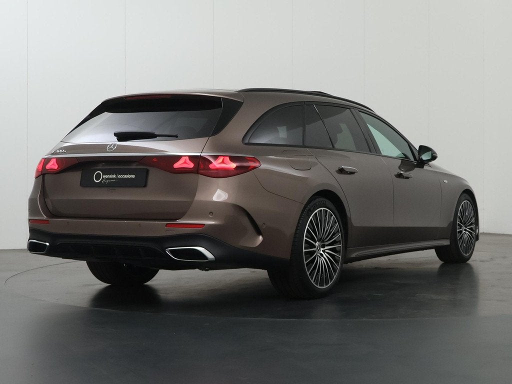 Mercedes-Benz E-klasse Estate 300 e AMG Line | Premium | Pan, Auto's, Mercedes-Benz, Gebruikt, 4 cilinders, Bruin, Leder en Stof