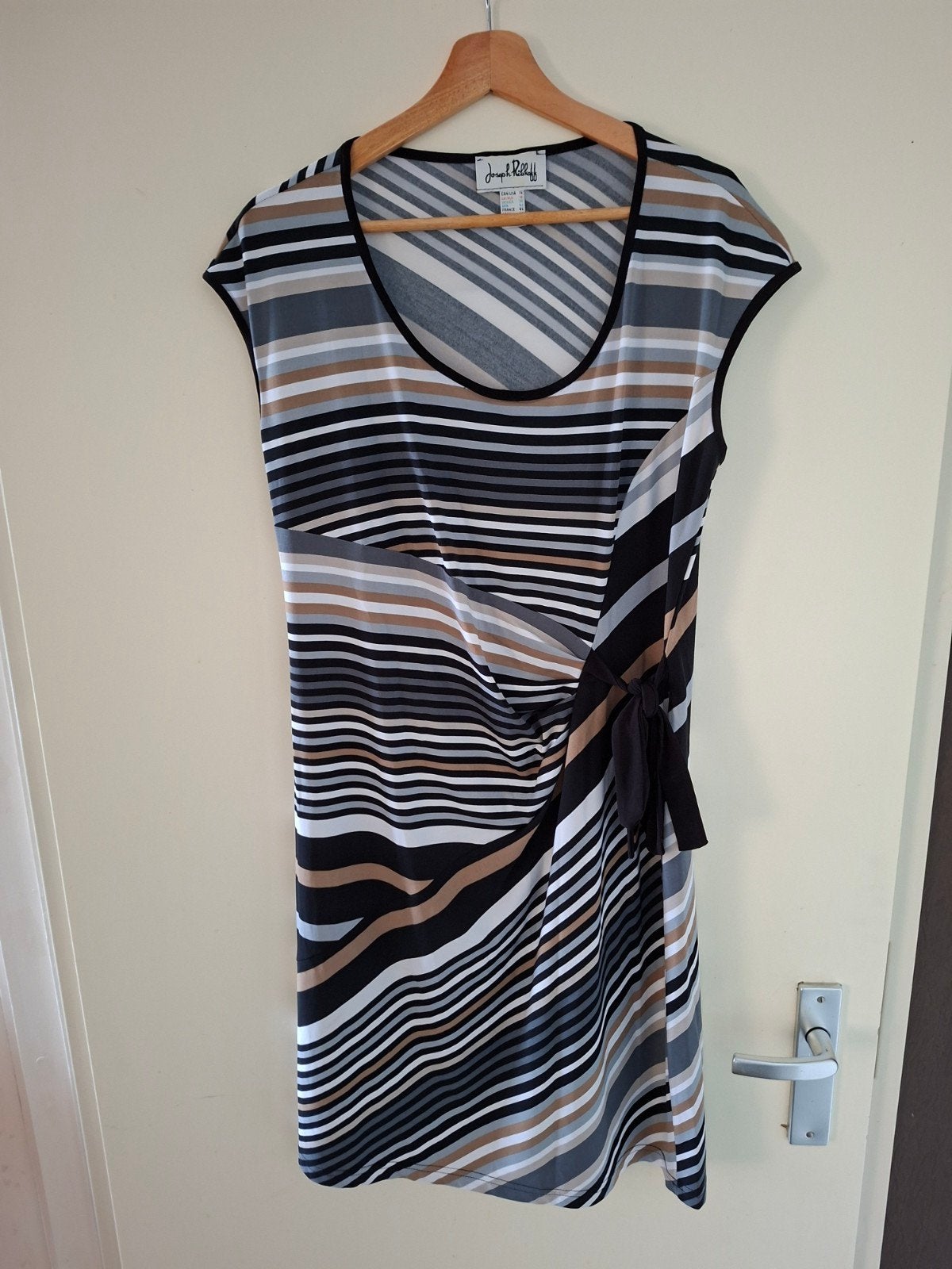 Chique Joseph Ribkoff jurk met asymmetrisch Accent maat 44, Zwart, Maat 42/44 (L), Ophalen of Verzenden, Zo goed als nieuw
