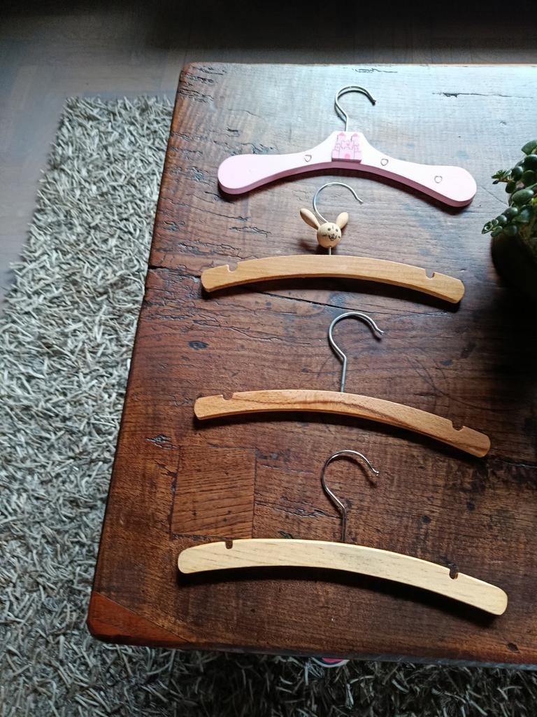 Leuke kinderhangers: roze prinses en houten konijn, Ophalen of Verzenden, Gebruikt, Hout, Kinderen