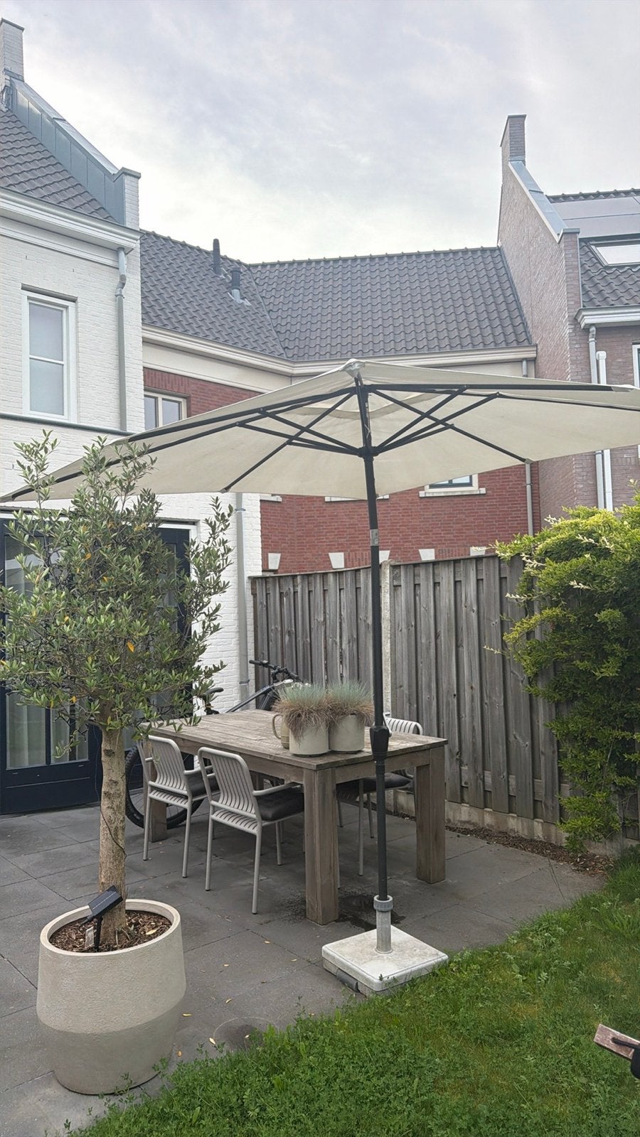Gratis op te halen: Parasol met voet, Tuin en Terras, Parasols, Ophalen, Gebruikt, 2 tot 3 meter, Stokparasol