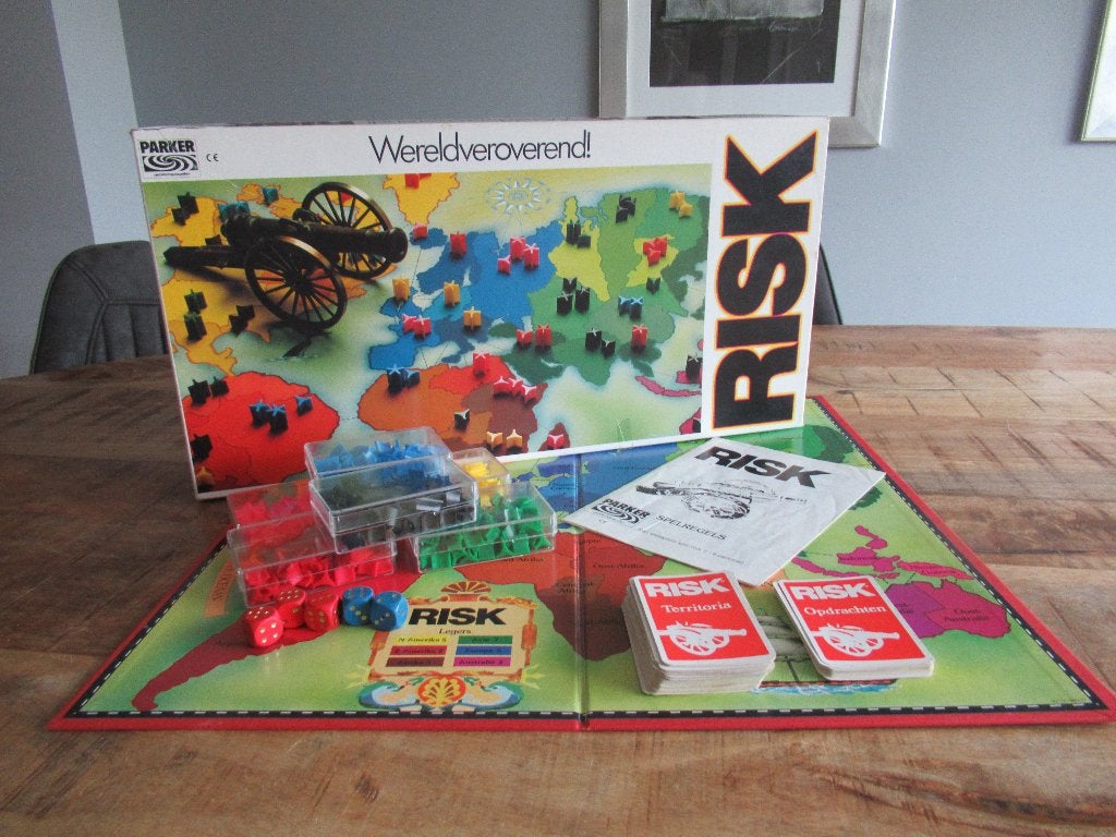 Compleet spel Risk in de witte doos oude versie editie., Ophalen of Verzenden, Zo goed als nieuw