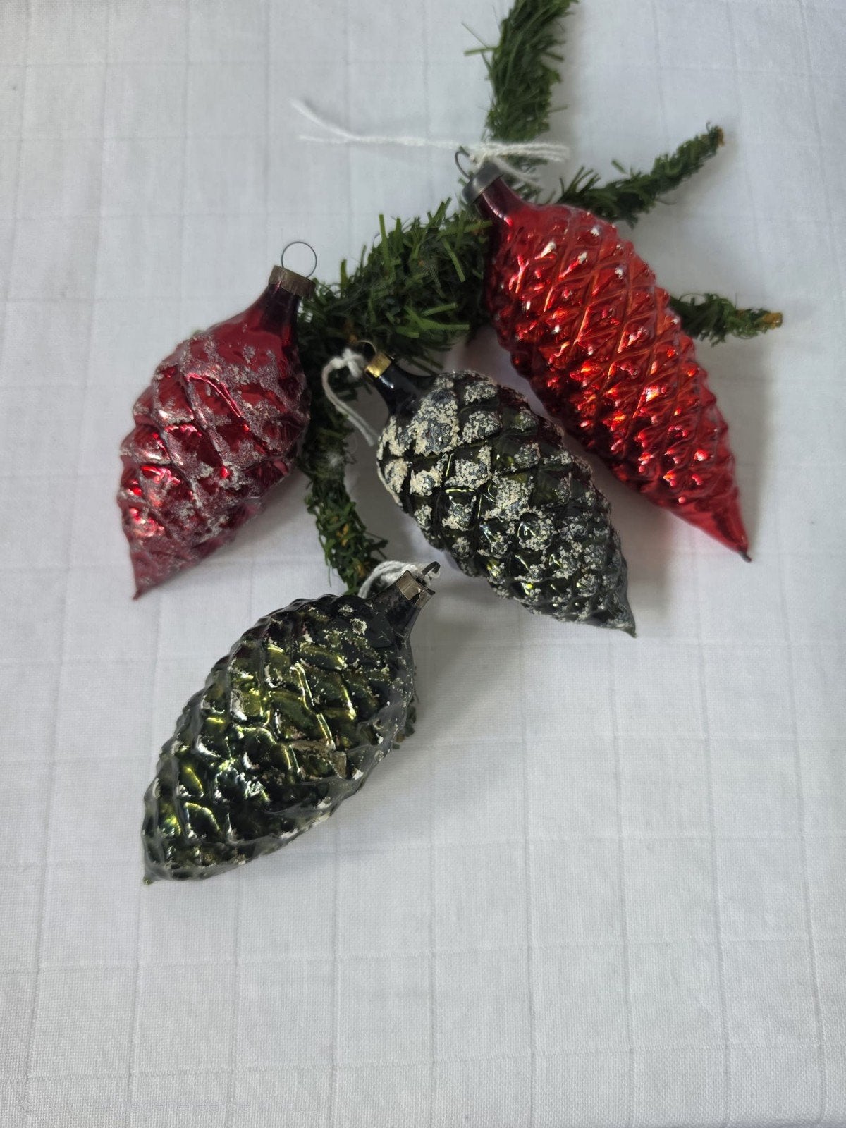 4 Oude Kerstballen dennenappels, Verzenden, Gebruikt