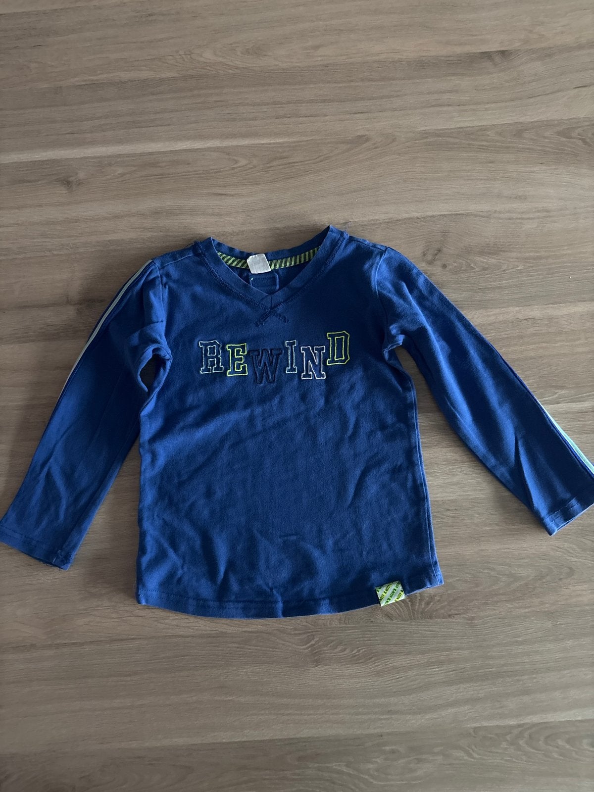 Blauwe longsleeve met 'REWIND' opdruk, maat 104, Ophalen of Verzenden, Gebruikt, Jongen, Shirt of Longsleeve