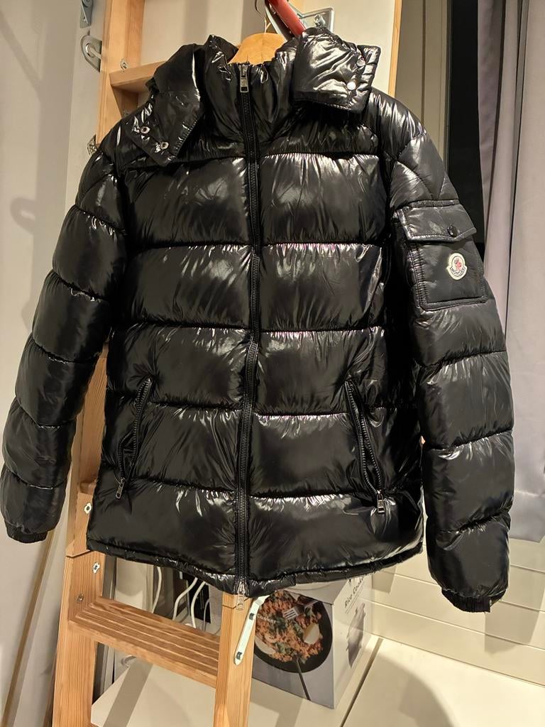 Moncler Maya Puffer Jas Zwart - Zo goed als nieuw, Ophalen of Verzenden, Zo goed als nieuw, Maat 48/50 (M), Zwart