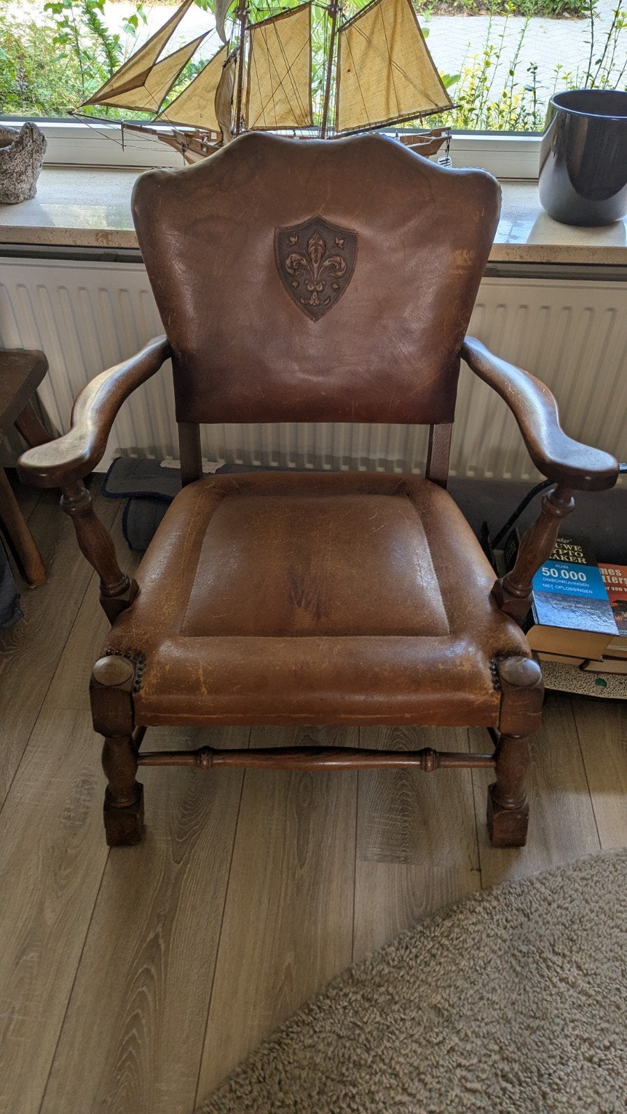 Antieke leren fauteuil met wapenschild, Ophalen