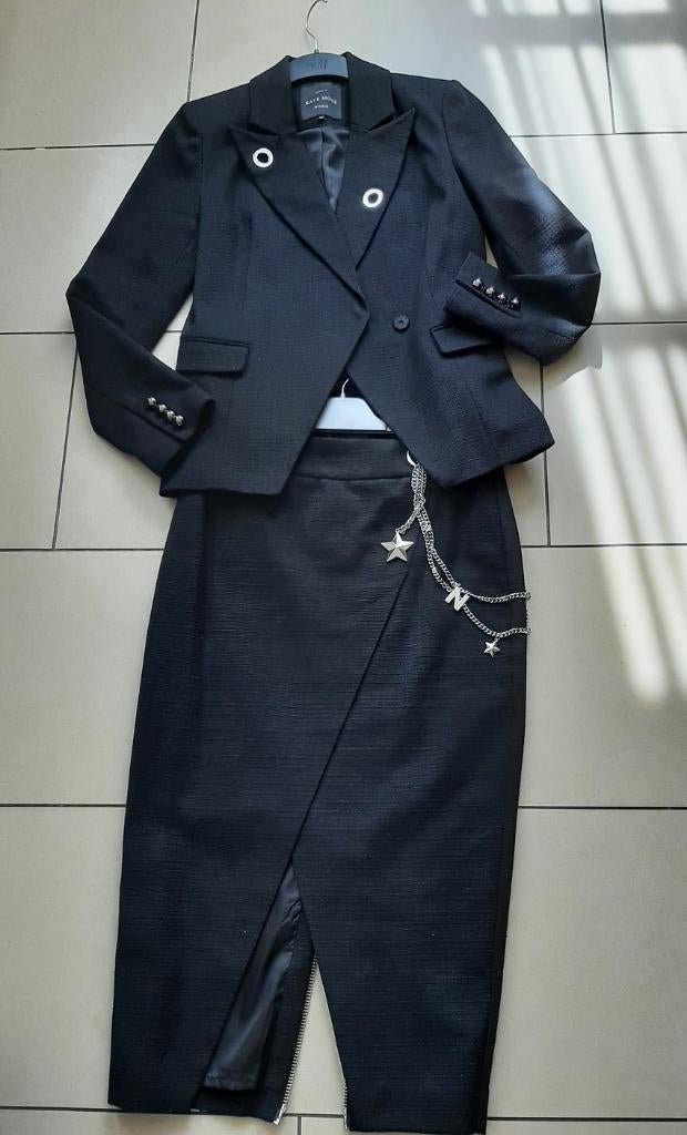 Nikkie pak blazer en rok zwart maat 36 Nieuw, Kostuum of Pak, Zwart, Nieuw, Ophalen of Verzenden