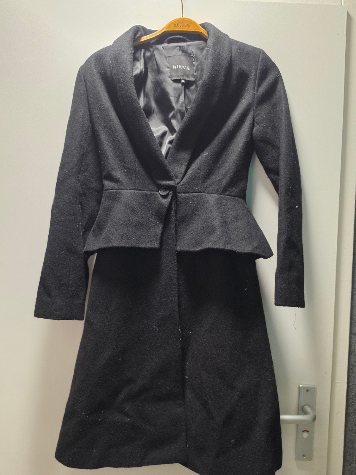 Nikkie zwarte wollen jas met peplum detail, Kleding | Dames, Zwart, Ophalen of Verzenden, Nikkie, Maat 34 (XS) of kleiner