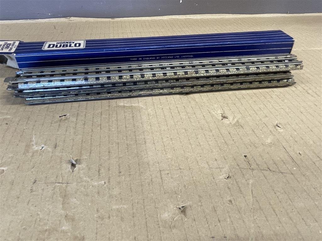 Trein rails - Hornby Dublo doos met drie spoor delen, Wisselstroom, Wagon, Ophalen of Verzenden, Zo goed als nieuw