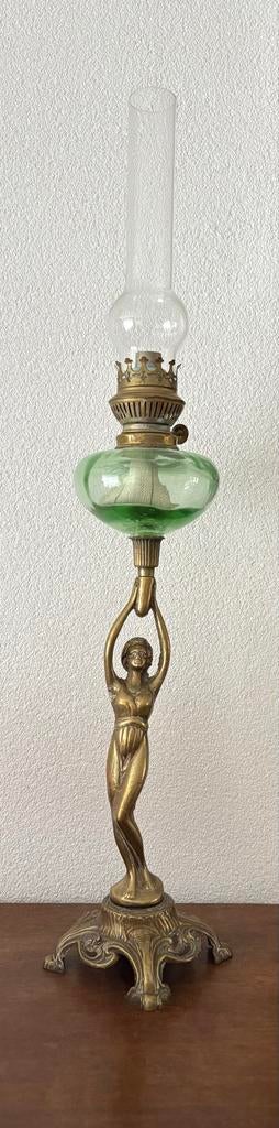 Antieke olielamp met bronzen beeld en groene glazen reservoi, Ophalen