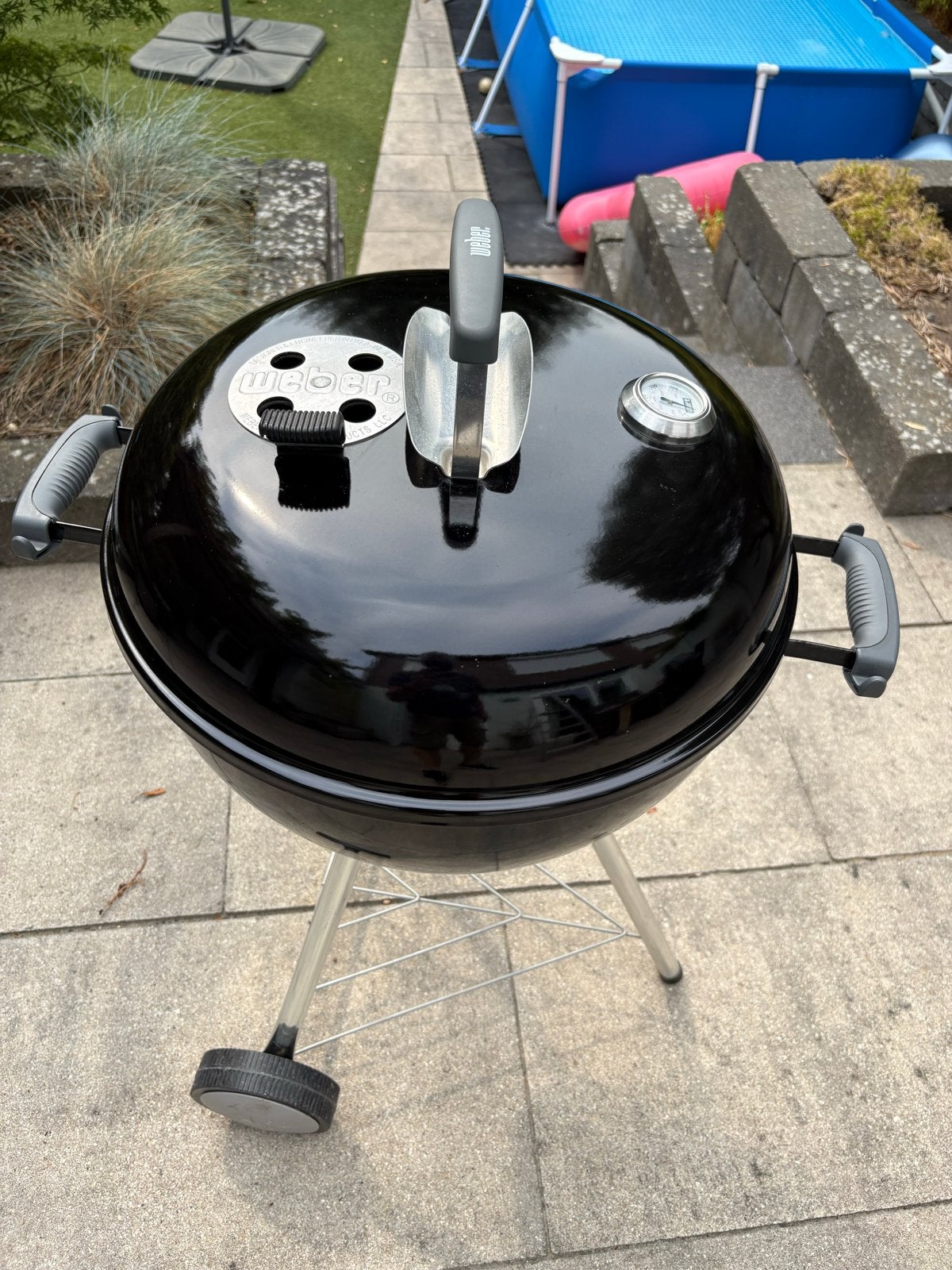 Weber kettle 57cm Houtskoolbarbecue, Ophalen, Zo goed als nieuw